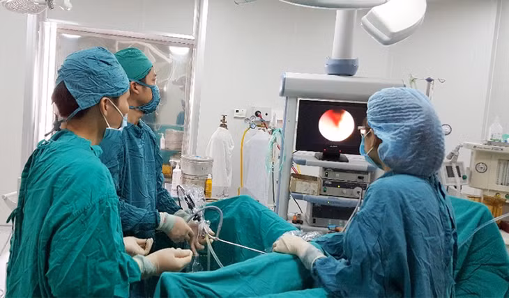 Đội ngũ y, bác sĩ Bệnh viện ĐKKV Cẩm Phả phẫu thuật nội soi tán sỏi ngược dòng.