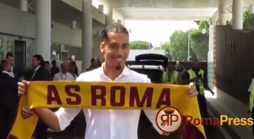  Smalling đã có mặt ở AS Roma chuẩn bị ra mắt đội bóng mới.