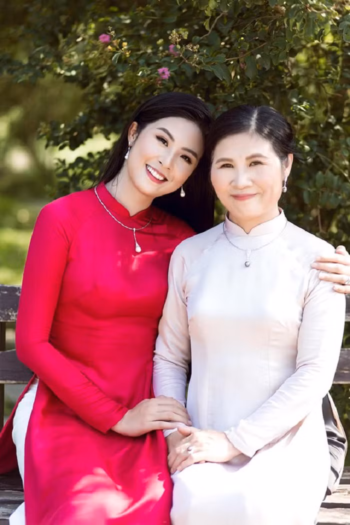 Hoa hậu Ngọc Hân và mẹ.