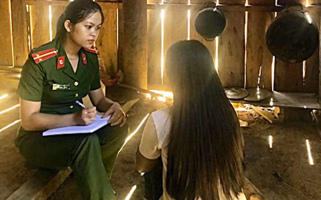 Cán bộ Công an huyện Đông Giang làm việc với em Tr.