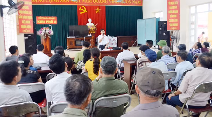 CCB Nguyễn Văn Bội thông tin đến người dân Khu phố 8, phường Hà Phong (TP Hạ Long) 