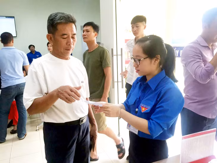 ĐVTN TP Cẩm Phả tham gia hướng dẫn người dân thực hiện các thủ tục hành chính tại Trung tâm hành chính công thành phố.