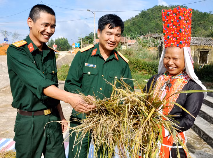 Cán bộ Lâm trường 155(Đoàn Kinh tế - Quốc phòng 327) hướng dẫn người dân bản Phật Chỉ, xã Đồng Văn (Bình Liêu) cách gieo, trồng giống lúa mới 