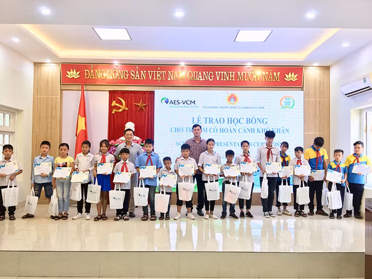 170 em học sinh có hoàn cảnh khó khăn được trao học bổng tổng trị giá 204 triệu đồng