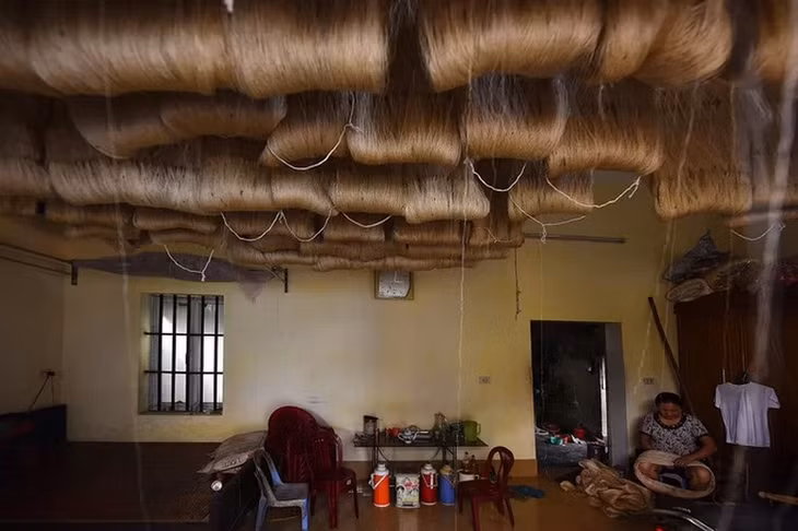 Các sản phẩm tơ của làng Cổ Chất tuy nổi tiếng khắp nơi bởi chất lượng tốt và độ bền đẹp nhưng ngày nay làng nghề đứng trước nguy cơ mai một. Dù nghề làm tơ cũng đem lại thu nhập khá nhưng những người trẻ trong làng dường như không còn ai theo nghề.