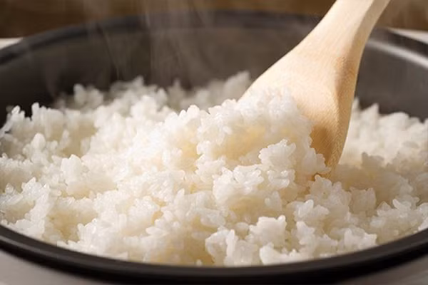 Không để cơm lâu quá 8 tiếng kể từ khi nấu.