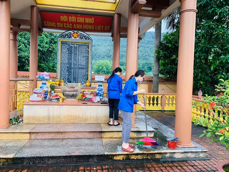 ĐVTN phường Cẩm Sơn, TP Cẩm Phả ra quân dọn vệ sinh môi trường tại Nhà bia ghi danh anh hùng liệt sĩ phường. 