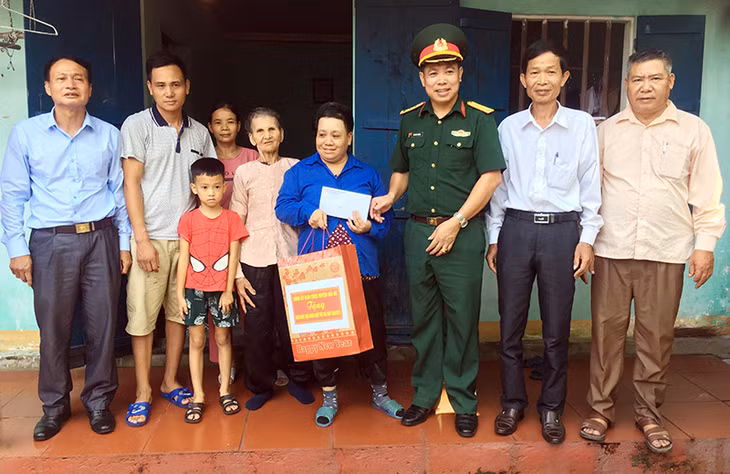 Trao quà cho chị Nguyễn Thị Út là nạn nhân chất độc da cam/dioxin tại thôn 6, xã Quảng Long, Hải Hà.