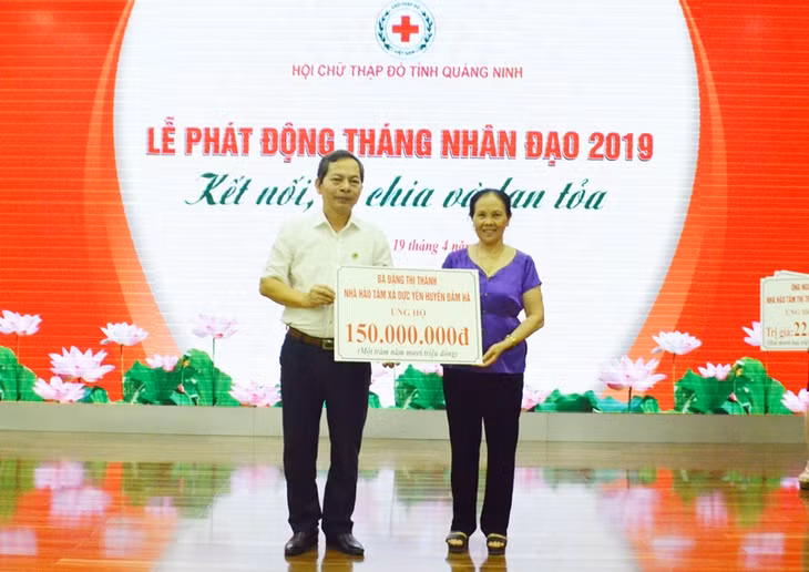 Lãnh đạo Hội CTĐ tỉnh nhận tài trợ của các nhà hảo tâm tại Lễ phát động 