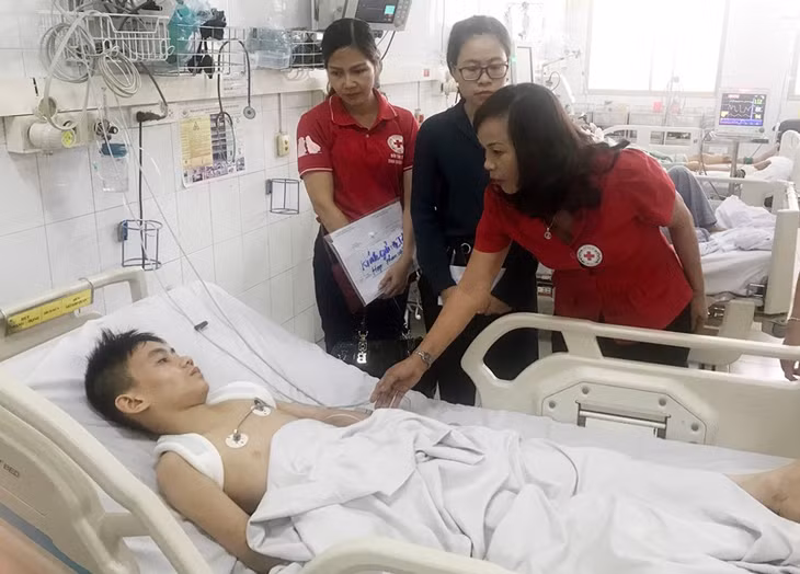 Bà Phí Thị Chỉ, Phó Chủ tịch Thường trực Hội CTĐ tỉnh thăm hỏi động viên nạn nhân vụ tai nạn giao thông tại huyện Tiên Yên (đầu tháng 7/2019)