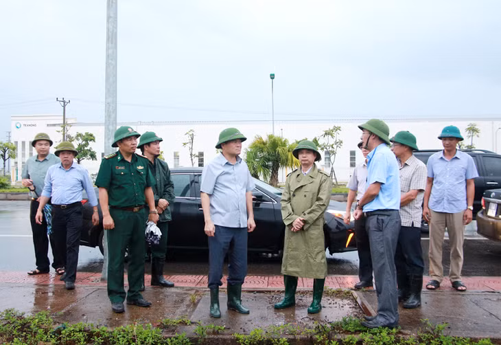 Đồng chí Bùi Văn Khắng, Phó Chủ tịch UBND tỉnh, kiểm tra công tác phòng, chống bão số 3 tại Hải Hà.