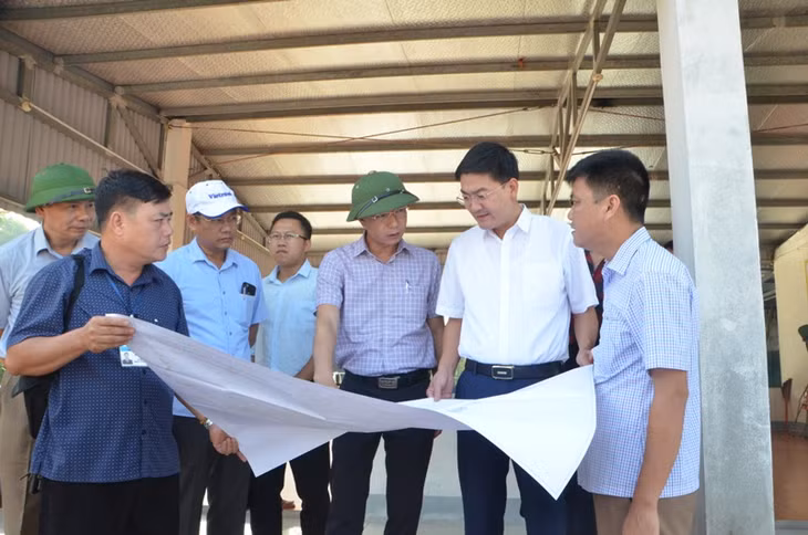 Các đồng chí lãnh đạo TP Móng Cái kiểm tra, chỉ đạo xử lý sai phạm lấn chiếm bãi triều NTTS