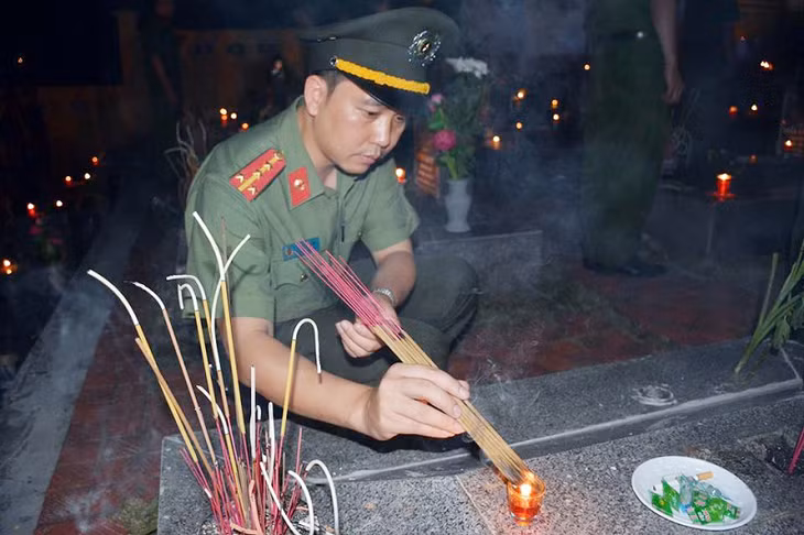 Tham gia thắp nến tri ân tại nghĩa trang Liệt sỹ Hà Tu, TP Hạ Long.