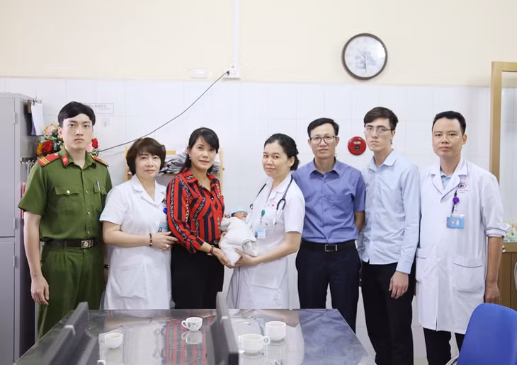 ẻ sơ sinh bị bỏ rơi tại Bệnh viện Đa khoa tỉnh đã được đưa về Cơ sở