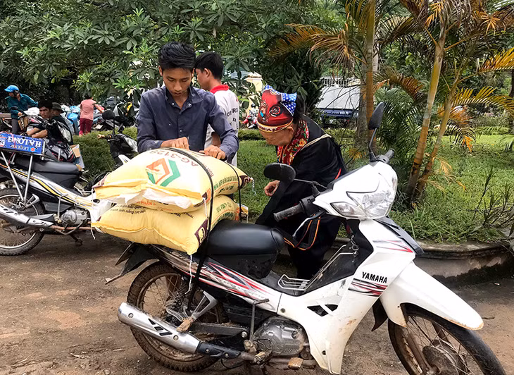 Bên cạnh gà giống, mỗi gia đình còn được hỗ trợ 1 tạ cám, kinh phí xây chuồng trại...