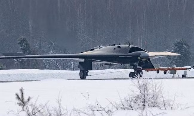 Nguyên mẫu Okhotnik tại nhà máy Novosibirsk hồi tháng 1/2019. (Ảnh: TASS)