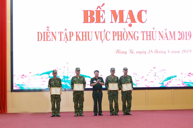 Đại tá Lê Đình Thương, Chỉ huy trưởng Bộ CHQS tỉnh, Trưởng ban Tổ chức Diễn tập tỉnh khen thưởng cho các tập thể cá nhân có thành tích trogn diễn tập
