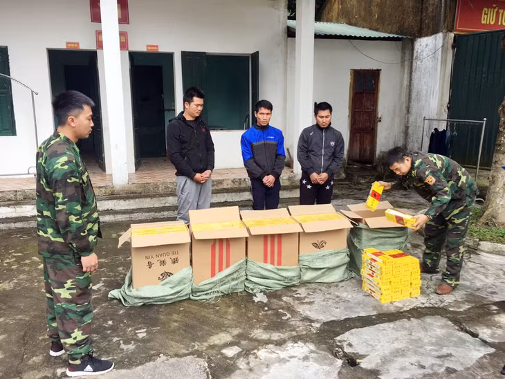 Đồn Biên phòng Hải Hòa bắt giữ đối tượng vận chuyển trái phép 2.500 bao thuốc lá nhập lậu ngày