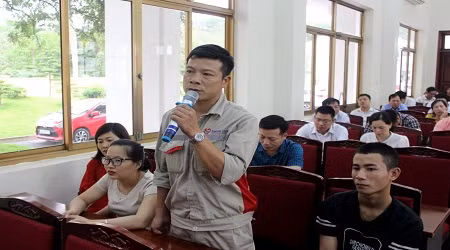 Đại diện người lao động đặt câu hỏi với đồng chí Bí thư, Chủ tịch UBND huyện Hoành Bồ tại chương trình gặp mặt, trao đổi với CNVCLĐ trên địa bàn huyện.