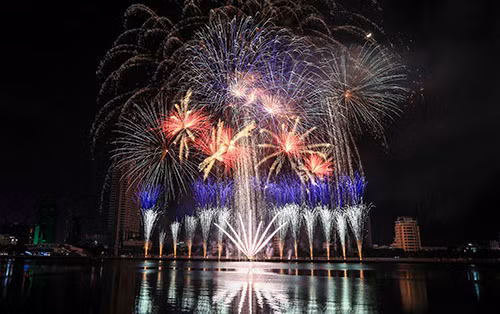 Màn trình diễn pháo hoa tại DIFF 2019.