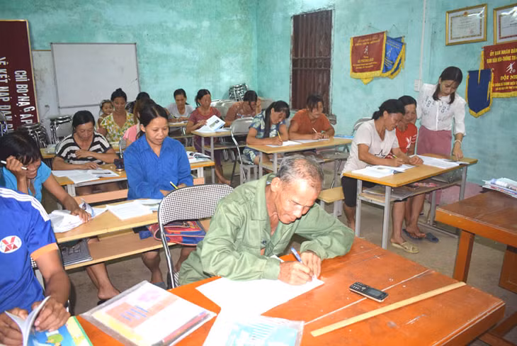 Phần lớn các thành viên trog lớp học ở Khuổi Luông đều đã tuổi phụ huynh, từ đó họ thay đổi nhận thức và động viên con cái mình học hành tốt hơn