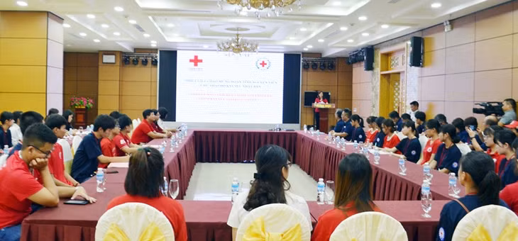 Quang cảnh buổi giao lưu giữ tình nguyện viên CTĐ hai bên.