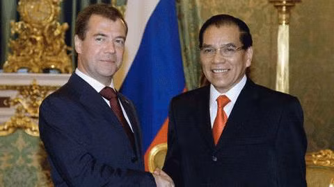 Tổng thống Nga Dmitry Medvedev và Tổng Bí thư Nông Đức Mạnh Ảnh: Rian