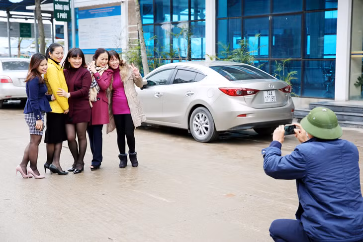 Nhiều du khách, nhân viên cảng đã tranh thủ ghi lại những hình ảnh ngày cuối cùng làm việc tại Cảng.