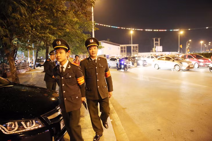 Lực lượng an ninh tuần tra khu vực nút giao thông Cột Đồng Hồ.