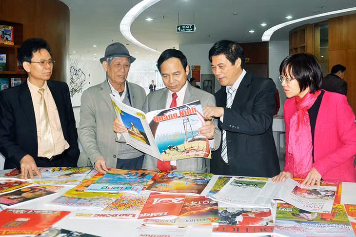 Đồng chí Đặng Huy Hậu, Phó Chủ tịch Thường trực UBND tỉnh (thứ ba, phải sang) dự Hội báo Xuân 2014.