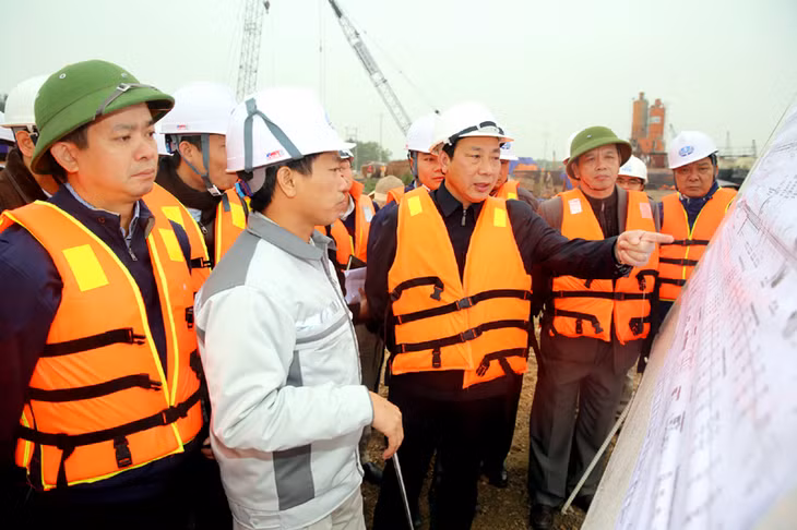 Đồng chí Nguyễn Hồng Trường, Thứ trưởng Bộ GTVT kiểm tra tiến độ thực hiện dự án Cầu Bạch Đằng, đường dẫn và nút giao thông cuối tuyến.