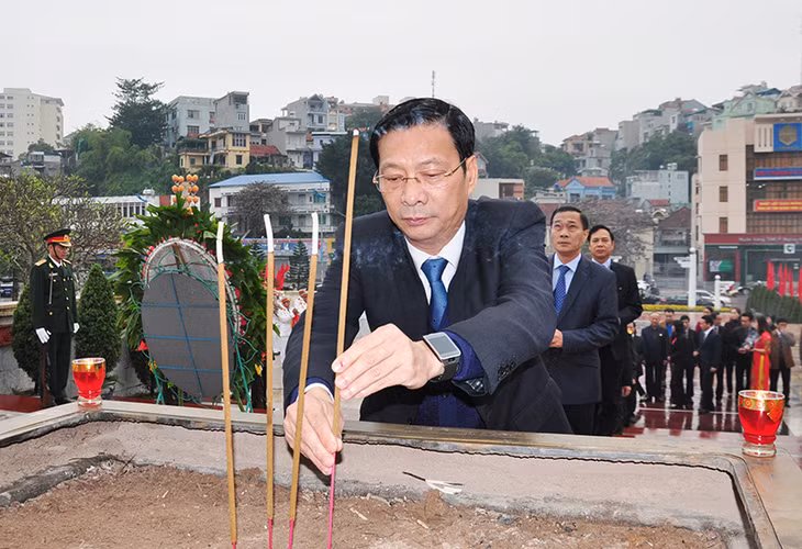 Các đồng chí lãnh đạo tỉnh dâng hương Đài tưởng niệm các anh hùng liệt sỹ thành phố Hạ Long.