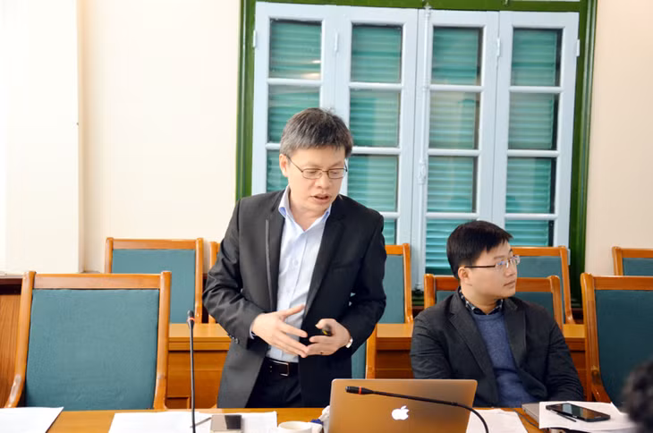 Đại diện đơn vị tư vấn phát biểu ý kiến về chương trình xây dựng thương hiệu tỉnh Quảng Ninh trong năm 2016.