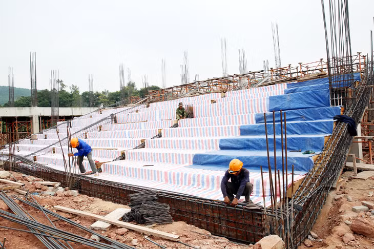 Nhà thầu tổ chức thi công khán đài 500 chỗ ngồi.