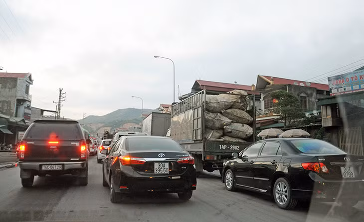 Ý thức tham gia giao thông của người điều khiển phương tiện rất kém, thường xuyên dàn hàng 2 thậm chí hàng 3 ra đường mỗi khi có đèn đỏ làm cho nút giao thông này thường xuyên bị ách tắc cục bộ. (Ảnh chụp ngày 23-12-2015)