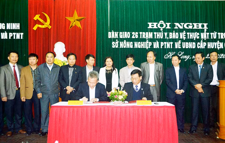 Ông Nguyễn Hữu Giang, Giám đốc Sở NN&PTNT và đại diện lãnh đạo các địa phương ký biên bản bàn giao các trạm thú y, bảo vệ thực vật về cấp huyện quản lý.