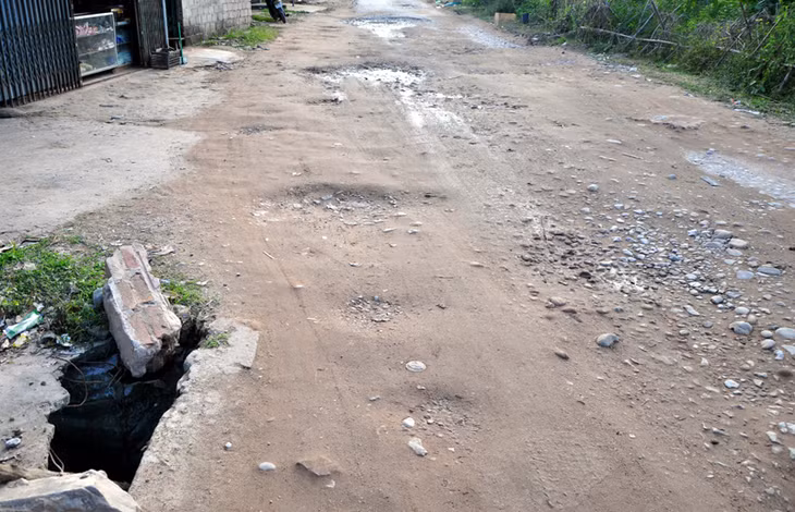 Nhiều nắp cống bị vỡ như những “cái bẫy” người đi đường.