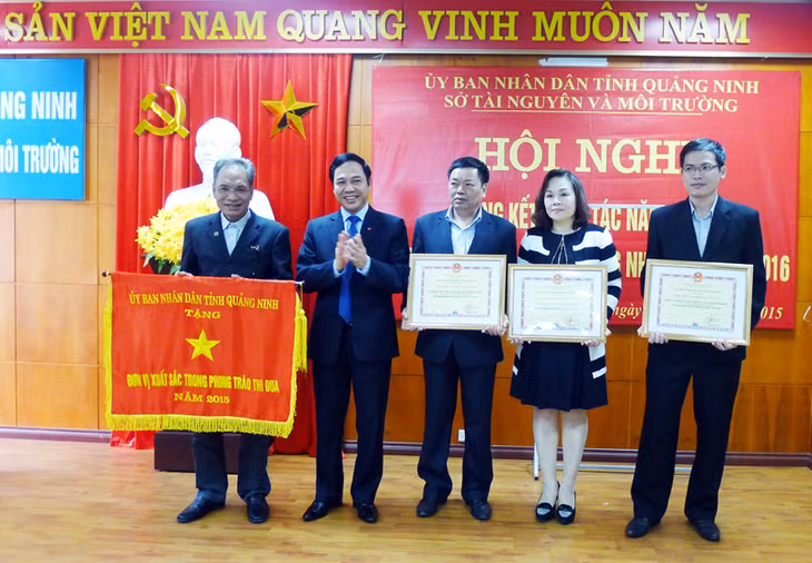 Đồng chí Đặng Huy Hậu, Phó Chủ tịch Thường trực UBND tỉnh trao bằng khen của UBND tỉnh cho các tập thể vì đã có thành tích xuất trong năm 2015