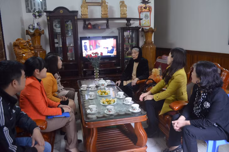 Thăm và tặng quà mẹ Việt Nam Anh Hùng Hoàng Thị Lại.