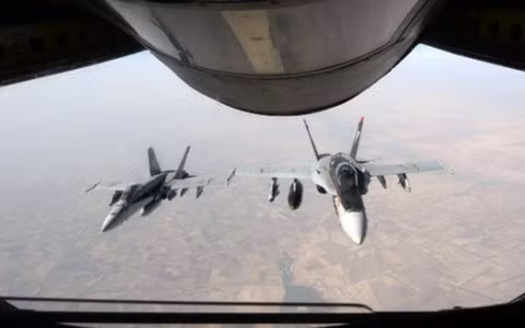  Hai chiếc F-18 của Mỹ tham gia không kích IS tại Syria. Ảnh Reuters
