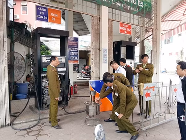 Lực lượng chức năng kiểm tra một cây xăng.