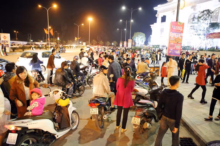 Khu vực gần cây thông Noel trước cửa Vincom Hạ Long lúc nào cũng đông đúc.