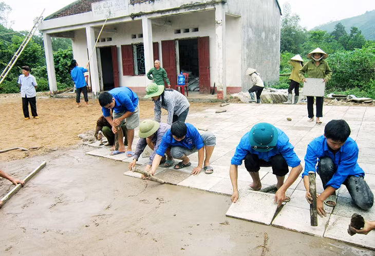 ĐVTN tình nguyện làm nền sân nhà văn hoá thôn Khe Quang, xã Đại Dực (Tiên Yên). Ảnh: Minh Hà