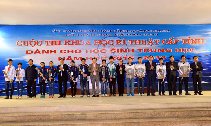 Ban Tổ chức chụp ảnh lưu niệm cùng nhóm các tác giả có dự án được tham dự cuộc thi Khoa học kỹ thuật cấp Quốc gia năm 2006.