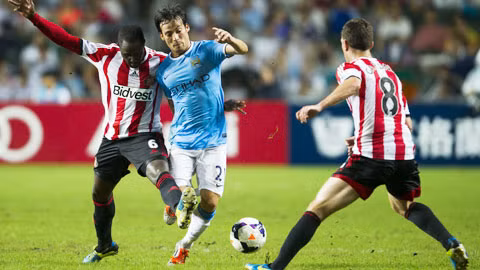 Silva (giữa) và các đồng đội tại Man City sẽ bỏ túi 3 điểm trước Sunderland?