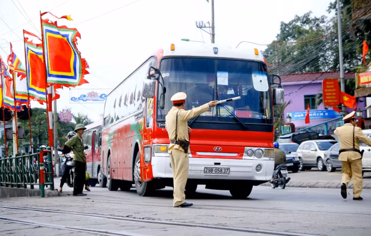 Lực lượng công an tăng cường công tác kiểm soát, đảm bảo ATGT tại điểm nút giao thông trên địa bàn phường Cửa Ông, TP Cẩm Phả.