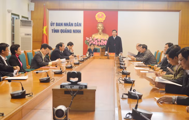Đồng chí Nguyễn Đức Long, Chủ tịch UBND tỉnh biểu dương các đơn vị, ngành, địa phương trong thực hiện nhiệm vụ thu-chi NSNN năm 2015.