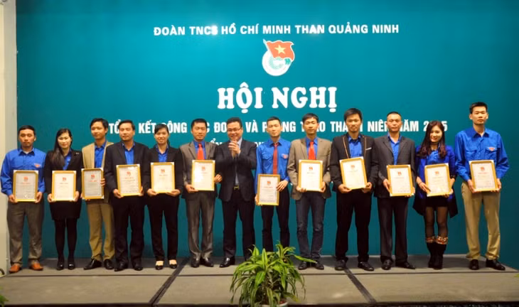 Ban Chấp hành Đoàn Than tặng cờ thi đua và giấy khen cho các tập thể, cá nhân có thành tích xuất sắc trong công tác Đoàn và phong trào thanh niên năm 2015.