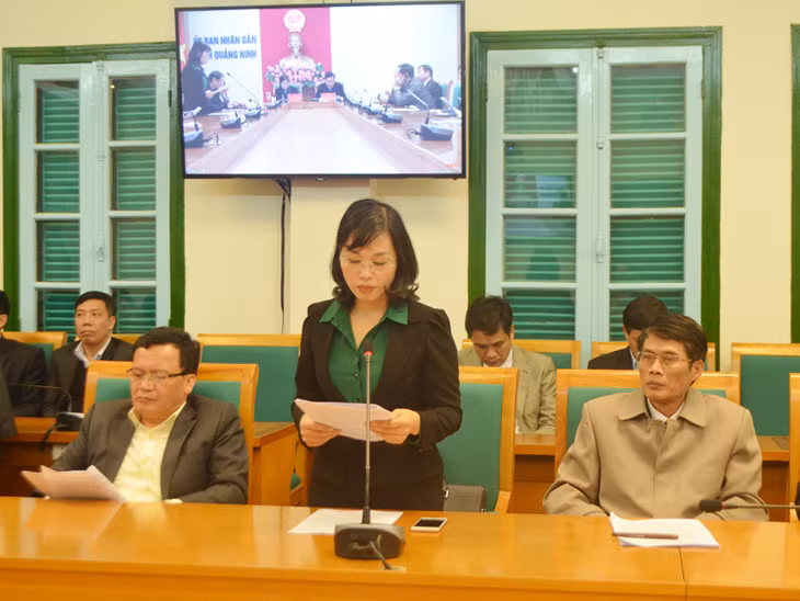 Đồng chí Trịnh Thị Minh Thanh, Giám đốc Sở Tài chính báo cáo kết quả nhiệm vụ thu-chi NSNN năm 2015.