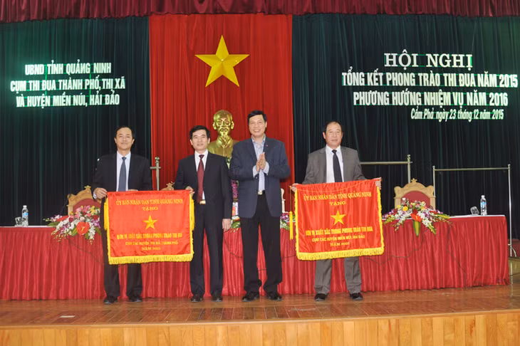 Chủ tịch UBND tỉnh Nguyễn Đức Long trao cờ thi đua của UBND tỉnh cho các đơn vị dẫn đầu.